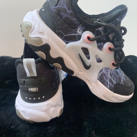 Nike - Picture 4 of 6